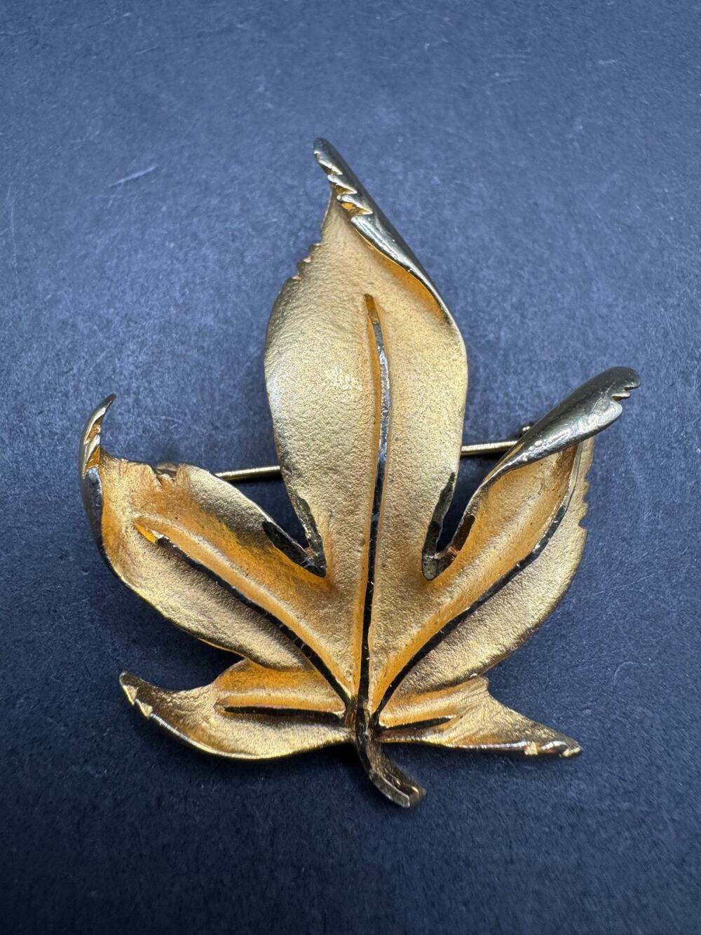 Vintage Avon of Belleville Boucher Signed 6378 Gold Tone Maple Leaf Brooch Pin